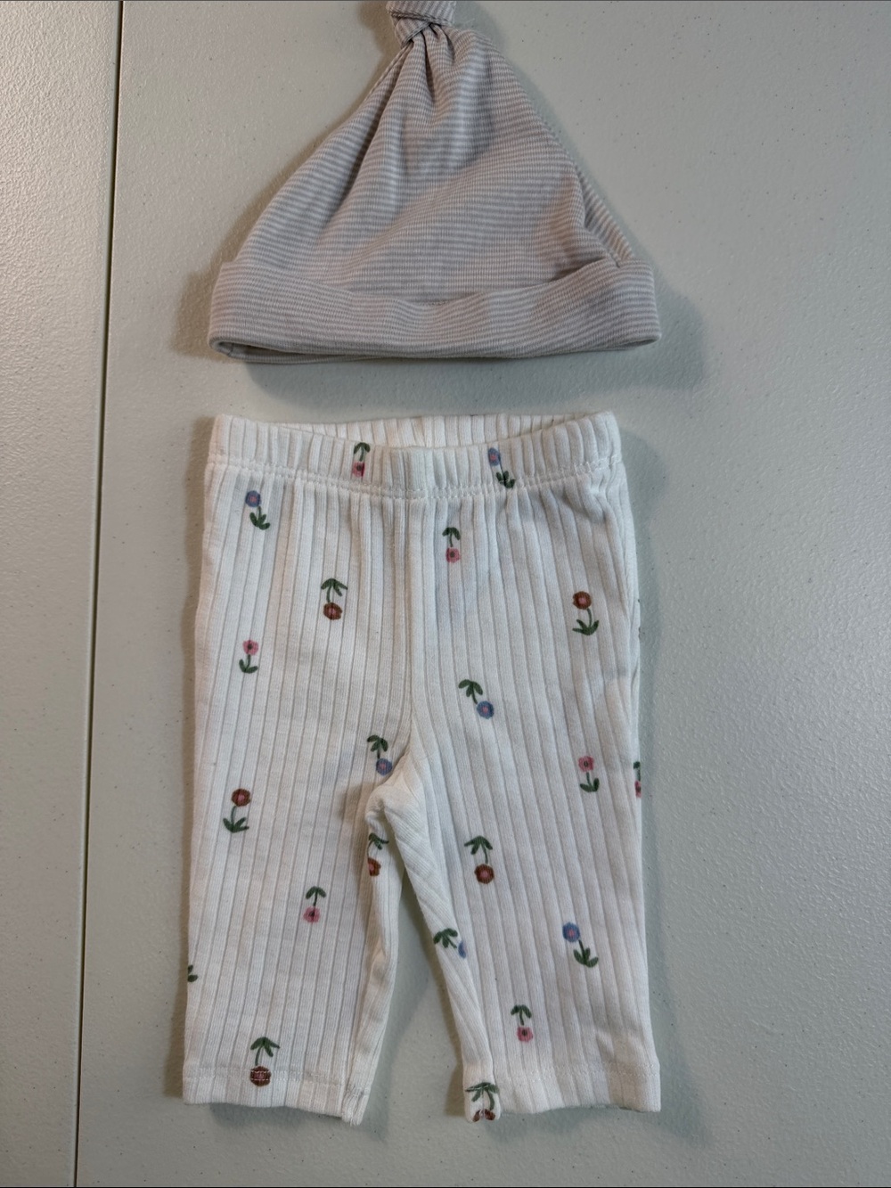 Carter's White Ribbed Floral Leggings with Light Gray Knot Hat